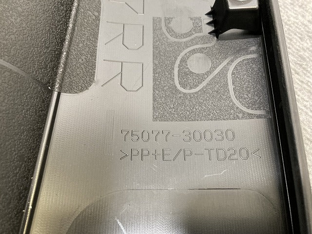 新車取り外し!クラウン クロスオーバー AZSH35 RS/TZSH35 純正 右 リアドア サイドパネル アンダーパネル 75077-30030 素地 トヨタ(138130)