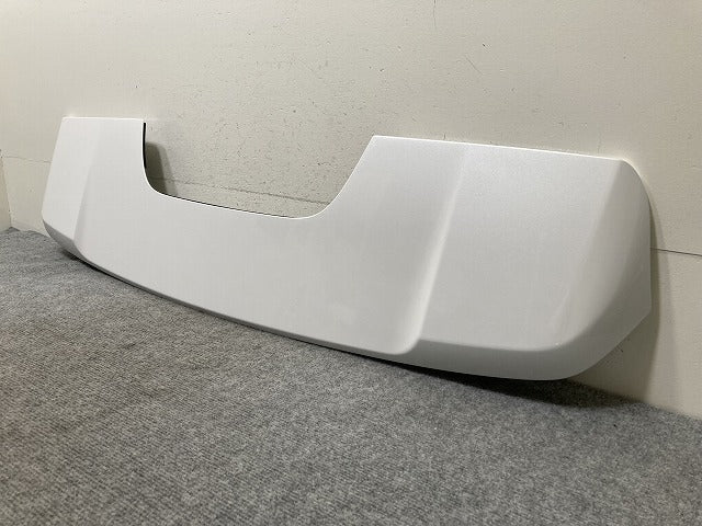 新車外し!ランドクルーザー/ランクル FJA300W/VJA300W 純正 リア スポイラー/ルーフスポイラー/ウイング 76085-60130 パール 090(138136)