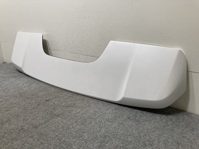 新車外し!ランドクルーザー/ランクル FJA300W/VJA300W 純正 リア スポイラー/ルーフスポイラー/ウイング 76085-60130 090 トヨタ(138138)