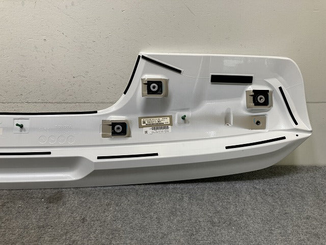 新車外し!ランドクルーザー/ランクル FJA300W/VJA300W 純正 リア スポイラー/ルーフスポイラー/ウイング 76085-60130 090 トヨタ(138138)