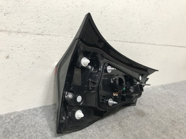 ヤリスクロス MXPB10/MXPB15 ハイブリッド/MXPJ10/MXPJ15 純正 右 フィニッシャーランプ/テールランプ LED 52-332/81580-52421(138341)