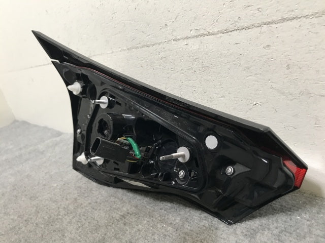 ヤリスクロス MXPB10/MXPB15 ハイブリッド/MXPJ10/MXPJ15 純正 右 フィニッシャーランプ/テールランプ LED 52-332/81580-52421(138341)