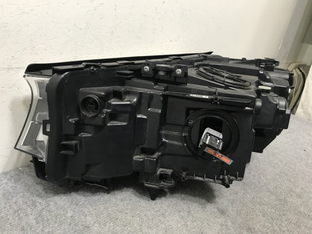 ジャンク!5シリーズ G30/G31 純正 前期 右 ヘッドライト/ランプ LED 7439196-04 BMW(138475)