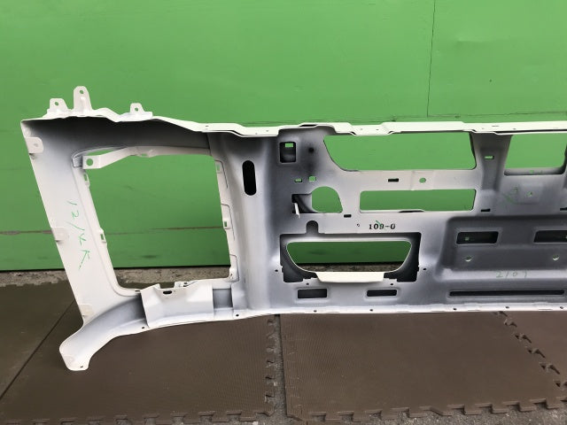 新車取り外し!ギガ 大型 2代目 2015- 10t 純正 フロント バンパー ホワイト ソリッド いすゞ(138605)