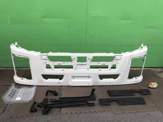 新車取り外し!ギガ 大型 2代目 2015- 10t 純正 フロント バンパー ホワイト ソリッド いすゞ(138616)