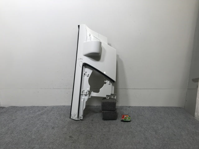 新車取り外し!エルフ 6代目/2006- 純正 前期 右 フロント コーナーパネル/コーナーカバー ホワイト ソリッド いすゞ(138628)