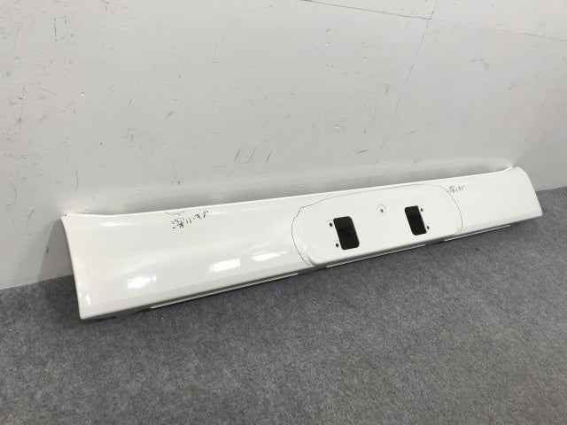 新車取り外し!プロフィア 3代目・2017年- 純正 フロント センター バンパー 52111- 52111-E0880 ホワイト ソリッド 日野(138642)