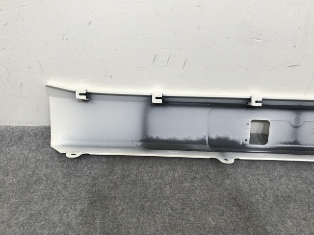 新車取り外し!プロフィア 3代目・2017年- 純正 フロント センター バンパー 52111- 52111-E0880 ホワイト ソリッド 日野(138642)