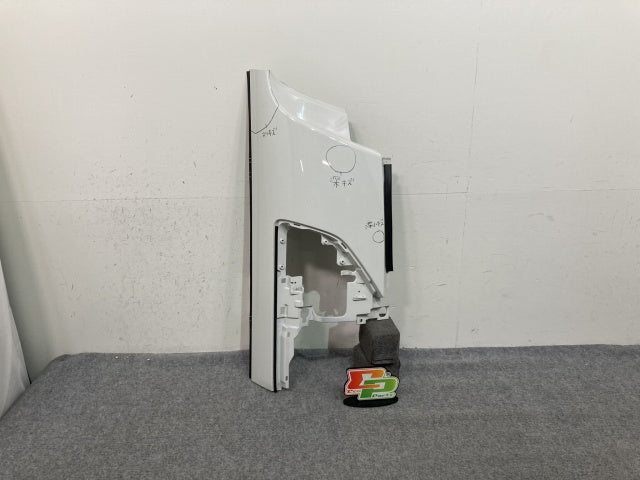 新車取り外し!フォワード 5代目/2021- 純正 右 フロント コーナーパネル/コーナーカバー ホワイト ソリッド いすゞ(138676)