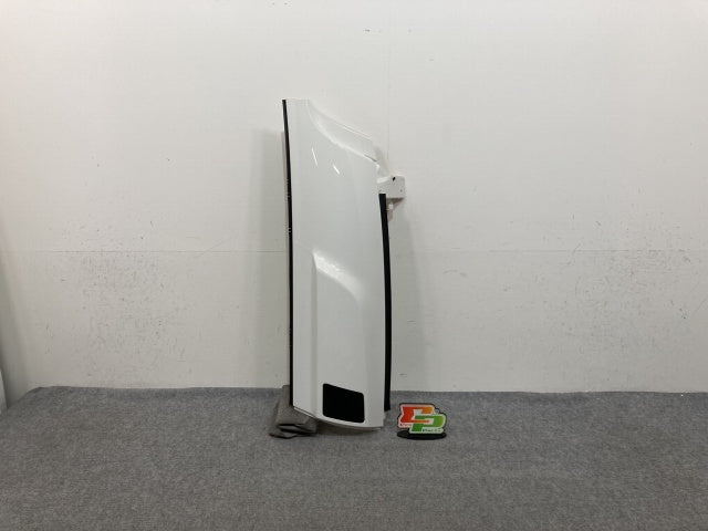 新車取り外し!ギガ 大型 2代目 2015- 10t 純正 後期 右 フロント コーナーパネル/コーナーカバー VC69 ホワイト ソリッド いすゞ(138727)