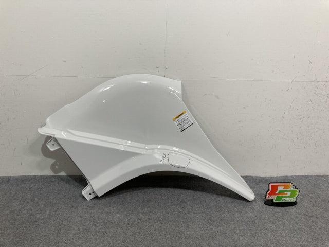 新車取り外し!ギガ 大型 2代目 2015- 10t 純正 右 フロント フェンダー ホワイト ソリッド いすゞ(138820)