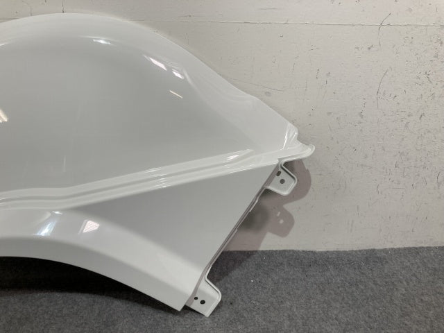 新車取り外し!ギガ 大型 2代目 2015- 10t 純正 左 フロント フェンダー ホワイト ソリッド いすゞ(138828)