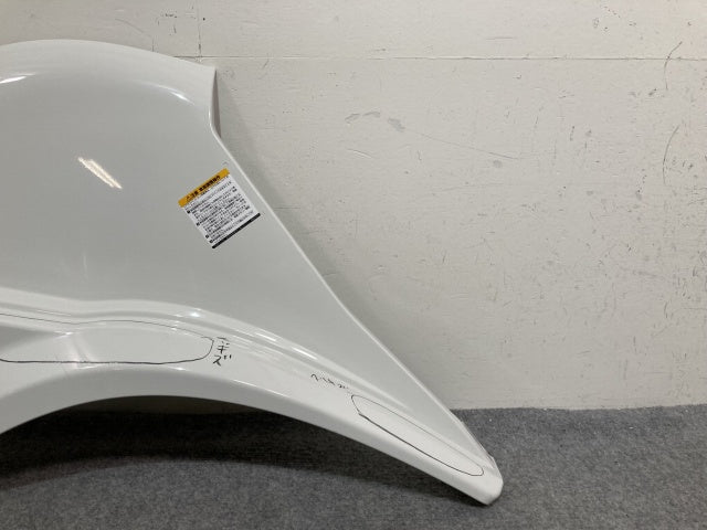 新車取り外し!ギガ 大型 2代目 2015- 10t 純正 右 フロント フェンダー ホワイト ソリッド いすゞ(138832)