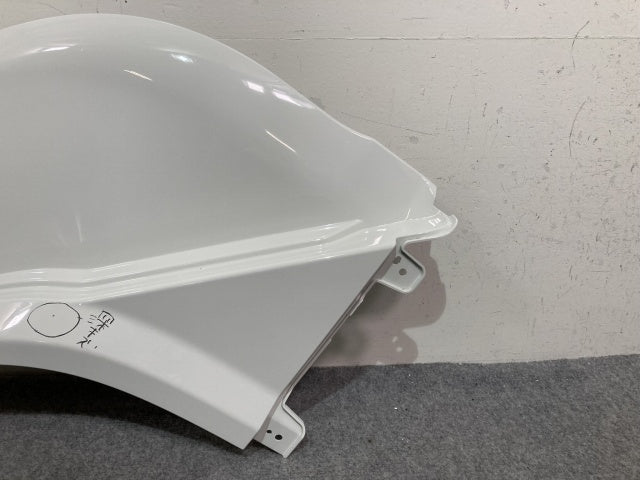 新車取り外し!ギガ 大型 2代目 2015- 10t 純正 左 フロント フェンダー ホワイト ソリッド いすゞ(138839)
