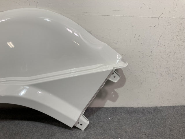 新車取り外し!ギガ 大型 2代目 2015- 10t 純正 左 フロント フェンダー ホワイト ソリッド いすゞ(138853)