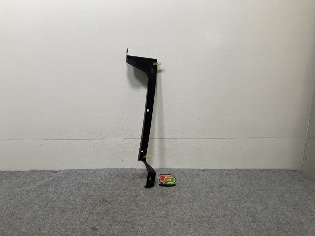 新車取り外し!ギガ 大型 2代目 2015- 10t 純正 右 フロント バンパー エンドカバー 素地 いすゞ(138869)