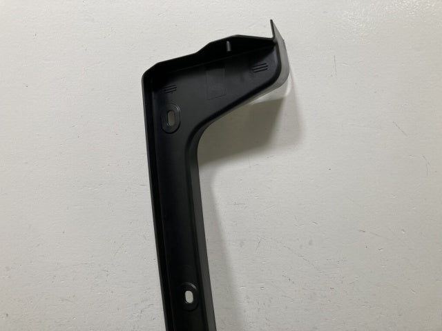 新車取り外し!ギガ 大型 2代目 2015- 10t 純正 右 フロント バンパー エンドカバー 素地 いすゞ(138882)