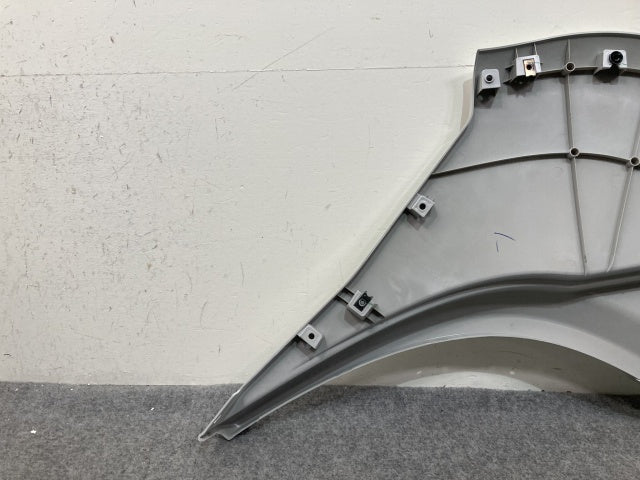 新車取り外し!ギガ 大型 2代目 2015- 10t 純正 右 フロント フェンダー ホワイト ソリッド いすゞ(138895)