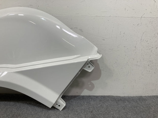新車取り外し!ギガ 大型 2代目 2015- 10t 純正 左 フロント フェンダー ホワイト ソリッド いすゞ(138896)