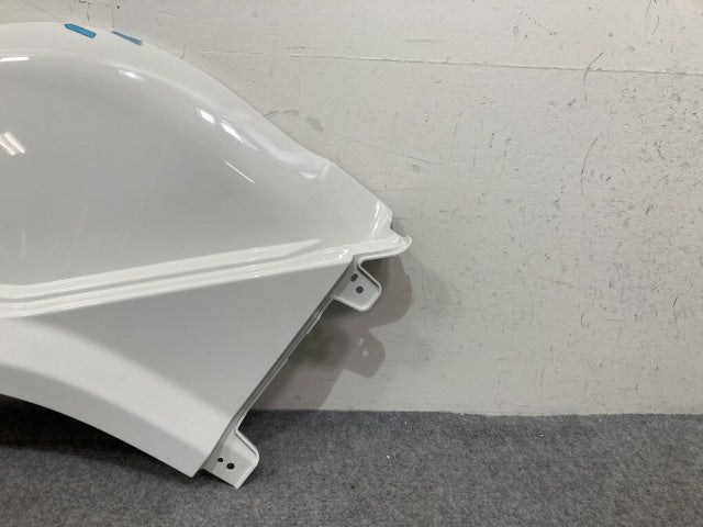 新車取り外し!ギガ 大型 2代目 2015- 10t 純正 左 フロント フェンダー ホワイト ソリッド いすゞ(138898)