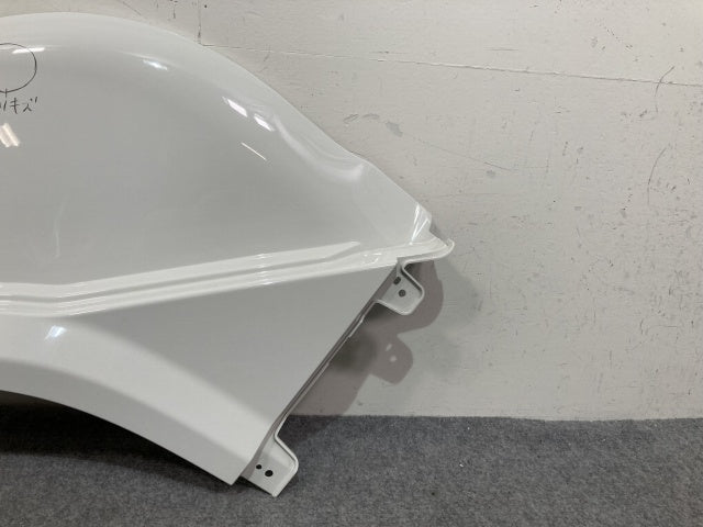 新車取り外し!ギガ 大型 2代目 2015- 10t 純正 左 フロント フェンダー ホワイト ソリッド いすゞ(138908)