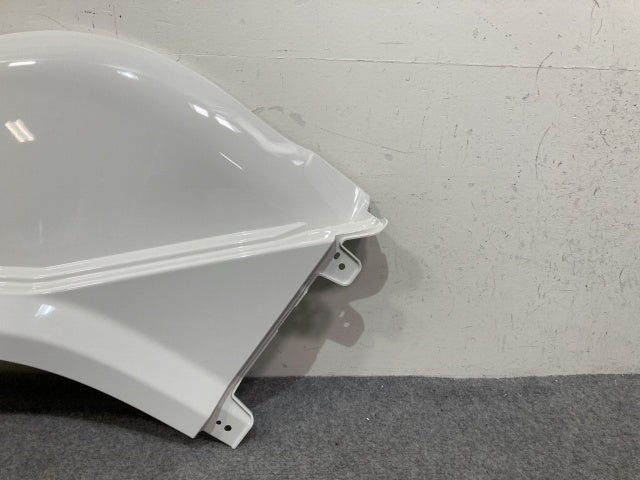 新車取り外し!ギガ 大型 2代目 2015- 10t 純正 左 フロント フェンダー ホワイト ソリッド いすゞ(138913)