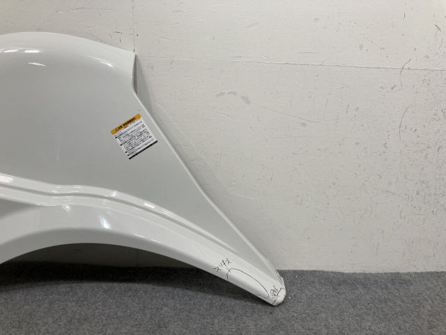 新車取り外し!ギガ 大型 2代目 2015- 10t 純正 右 フロント フェンダー ホワイト ソリッド いすゞ(138916)