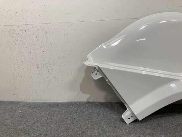 新車取り外し!ギガ 大型 2代目 2015- 10t 純正 右 フロント フェンダー ホワイト ソリッド いすゞ(138919)