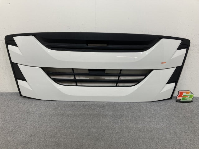 新車取り外し!ギガ 大型 2代目 2015- 10t 純正 フロント グリル/ラジエーターグリル ホワイト ソリッド いすゞ(138937)