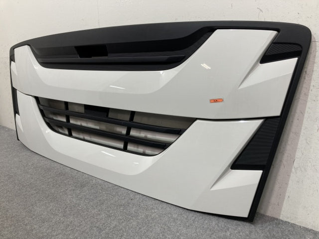 新車取り外し!ギガ 大型 2代目 2015- 10t 純正 フロント グリル/ラジエーターグリル ホワイト ソリッド いすゞ(138937)