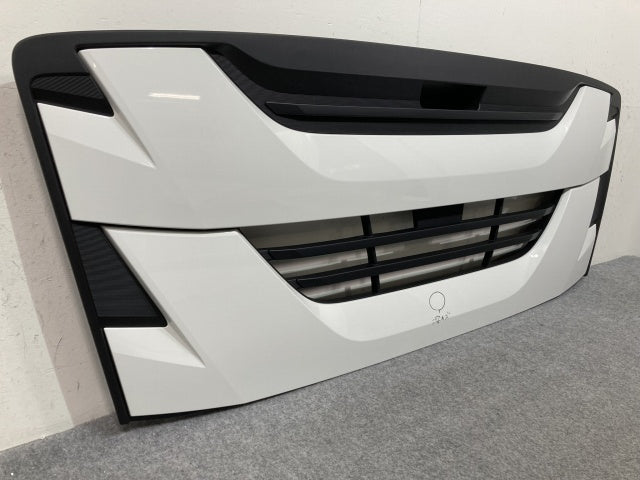 新車取り外し!ギガ 大型 2代目 2015- 10t 純正 フロント グリル/ラジエーターグリル ホワイト ソリッド いすゞ(138940)