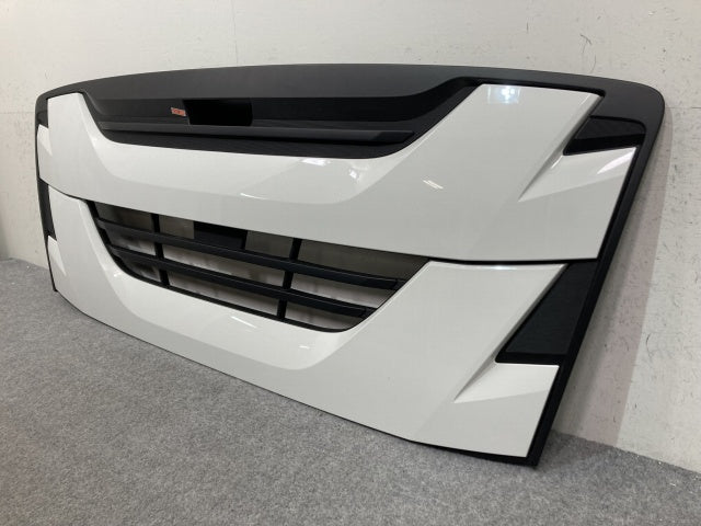 新車取り外し!ギガ 大型 2代目 2015- 10t 純正 フロント グリル/ラジエーターグリル ホワイト ソリッド いすゞ(138951)