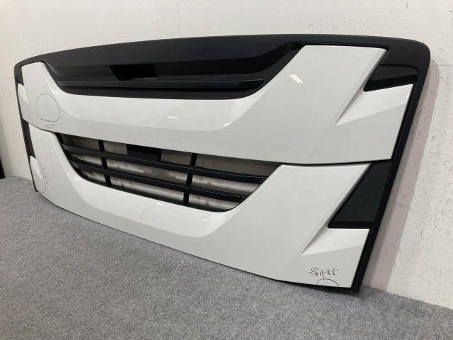 新車取り外し!ギガ 大型 2代目 2015- 10t 純正 フロント グリル/ラジエーターグリル ホワイト ソリッド いすゞ(138953)