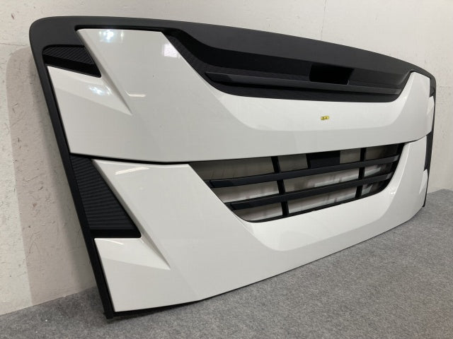 新車取り外し!ギガ 大型 2代目 2015- 10t 純正 フロント グリル/ラジエーターグリル ホワイト ソリッド いすゞ(138956)