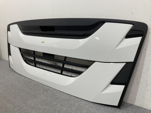 新車取り外し!ギガ 大型 2代目 2015- 10t 純正 フロント グリル/ラジエーターグリル ホワイト ソリッド いすゞ(138956)