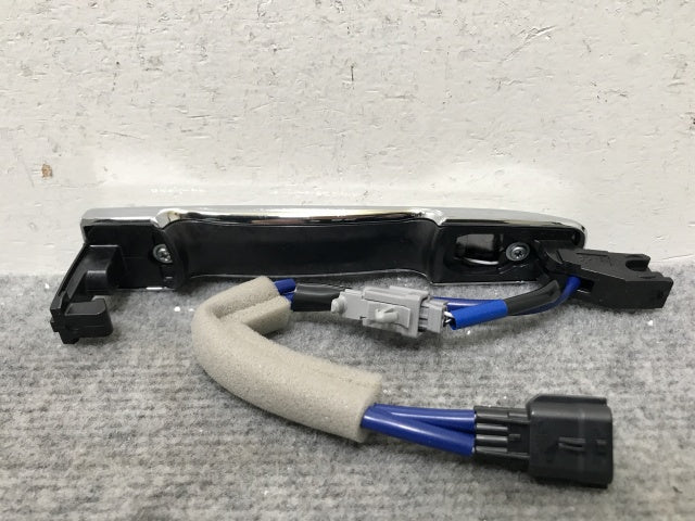 新品!セレナ/ランディ C26/FC/FNC/NC/FPC/FNPC/HC/HFC SC26/SNC/SHC 純正 右 ドア ハンドル 82812-51Z10 80640-1VA0B メッキ 日産(139000)