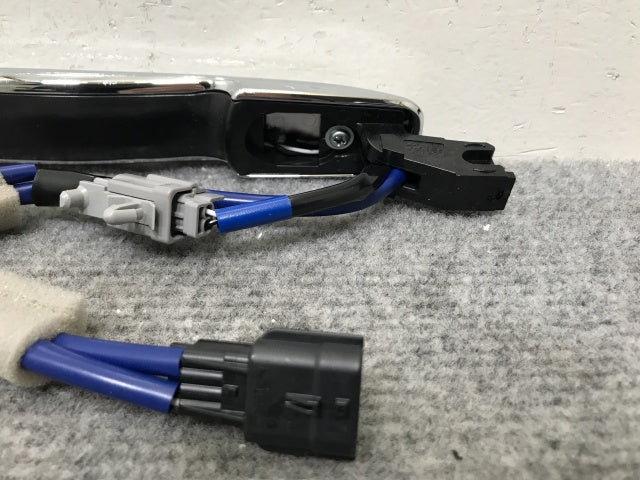 新品!セレナ/ランディ C26/FC/FNC/NC/FPC/FNPC/HC/HFC SC26/SNC/SHC 純正 右 ドア ハンドル 82812-51Z10 80640-1VA0B メッキ 日産(139000)