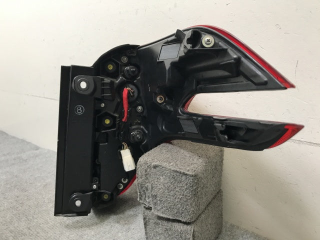 アルファード 30系/AGH30W/AGH35W/GGH30W/GGH35W/AYH30W 純正 後期 右 テールランプ/ライト/レンズ LED 刻印8 KOITO 58-76(139213)