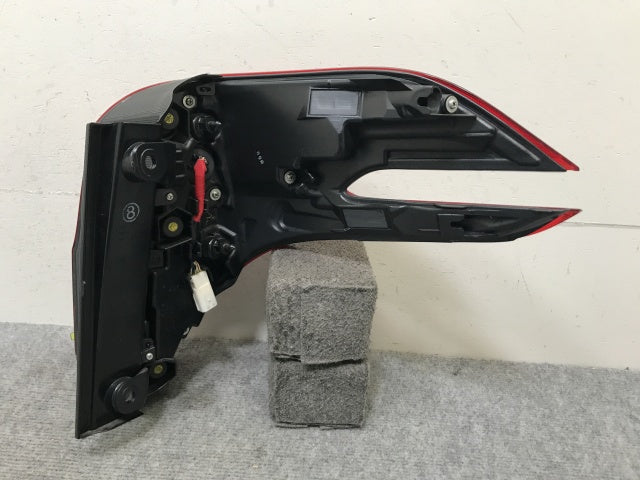 アルファード 30系/AGH30W/AGH35W/GGH30W/GGH35W/AYH30W 純正 後期 右 テールランプ/ライト/レンズ LED 刻印8 KOITO 58-76(139213)