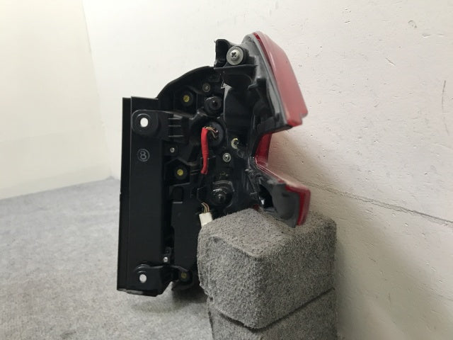 アルファード 30系/AGH30W/AGH35W/GGH30W/GGH35W/AYH30W 純正 後期 右 テールランプ/ライト/レンズ LED 刻印8 KOITO 58-76(139213)