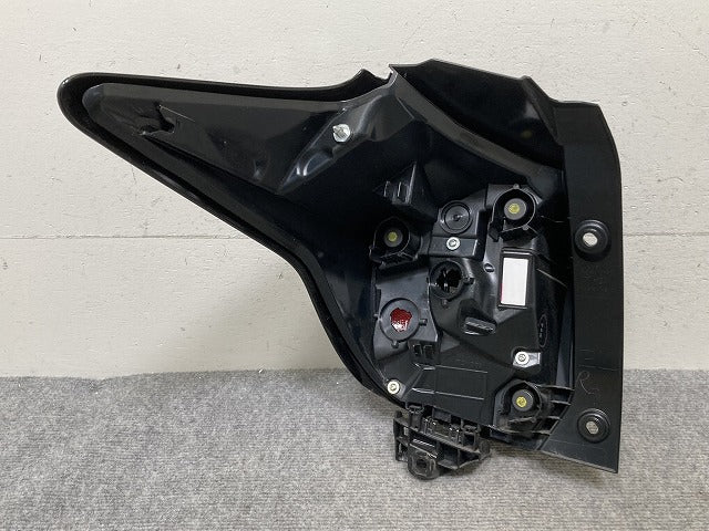 ヤリス KSP210/MXPA10/MXPA15 ハイブリッド/MXPH10/MXPH15 MXPH14/MXPH17 純正 右テールランプ/ライト/レンズ ハロゲン KOITO K0-9(139359)