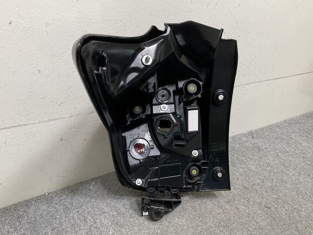 ヤリス KSP210/MXPA10/MXPA15 ハイブリッド/MXPH10/MXPH15 MXPH14/MXPH17 純正 右テールランプ/ライト/レンズ ハロゲン KOITO K0-9(139359)