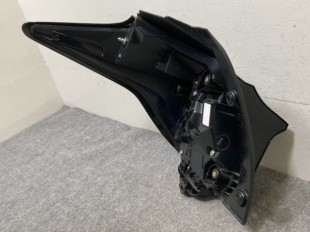 ヤリス KSP210/MXPA10/MXPA15 ハイブリッド/MXPH10/MXPH15 MXPH14/MXPH17 純正 右テールランプ/ライト/レンズ ハロゲン KOITO K0-9(139359)