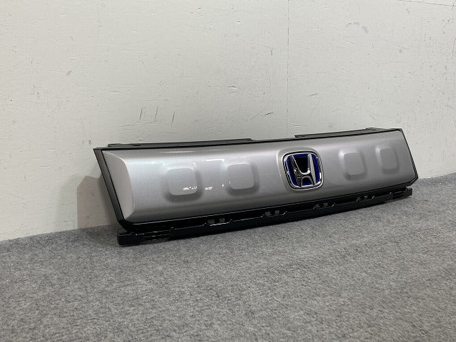 新車取り外し!フリード クロスター GT2/GT4 e:HEV/GT6/GT8 純正 フロント グリル/ラジエーターグリル 71201-33F-N01-M1 シルバー(139786)