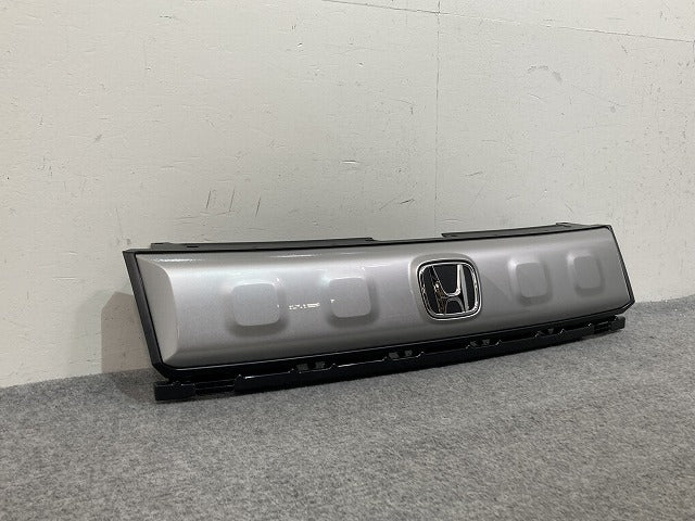 新車取り外し!フリード クロスター GT2/GT4 e:HEV/GT6/GT8 純正 フロント グリル/ラジエーターグリル 71201-33F-N01-M1 シルバー(139787)
