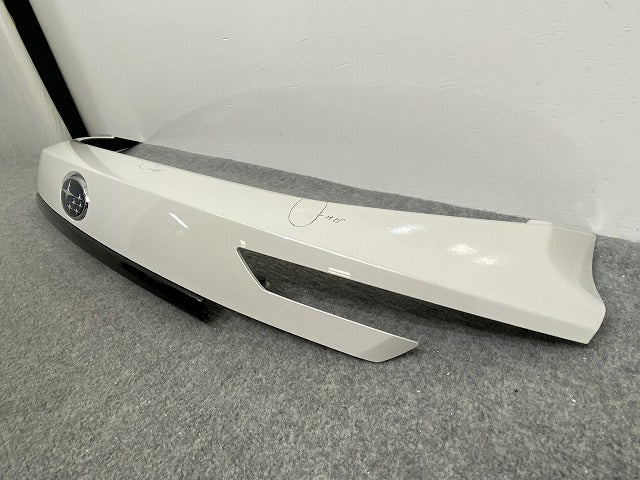 レヴォーグ/LEVORG VN5 純正 リア ガーニッシュ フィニッシャー C19010005 クリスタルホワイトパール K1X スバル(139988)