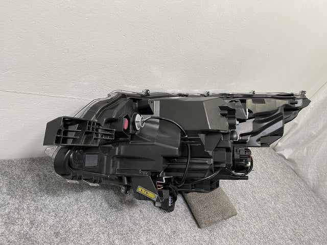 ノア NOAH 90系/MZRA90W/MZRA95W ハイブリッド/ZWR90W/ZWR95W 純正 右 ヘッドライト/ランプ LED レベライザー ICHIKOH V1-1 トヨタ(139996)