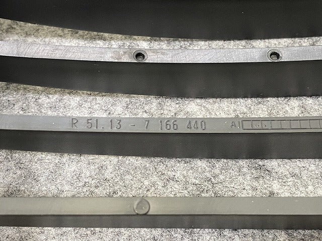 新品!1シリーズ E81/E87 純正 右 フロント グリル/ラジエーターグリル 51.13-7 179 656 51137179656 素地/メッキ BMW(140141)