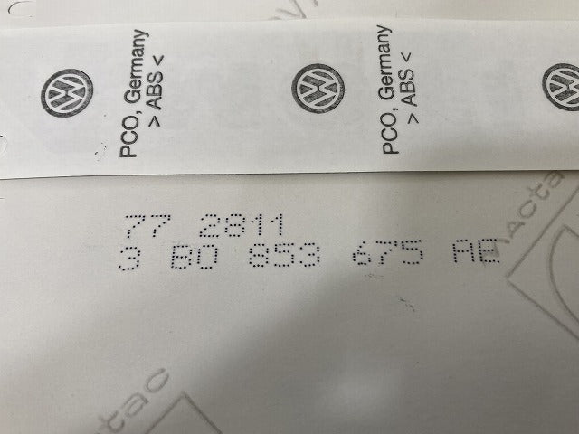 新品!パサート B5.5 純正  リアエンブレム/4MOTION 3 B0 853 675 AE 3B0853675AEGQF フォルクスワーゲン(140208)