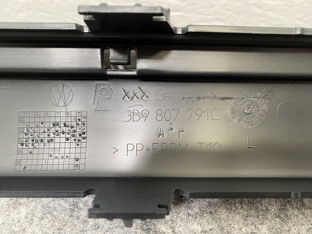新品!パサート 3B/2001-2005 純正 左 リア バンパー モール 3B9 807 791C 3B9807791CGRU サフ フォルクスワーゲン(140235)